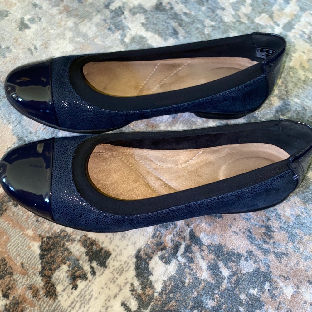 WOMENS 7.5 CLARKS ARTISAN FLAT NAVY BLUE